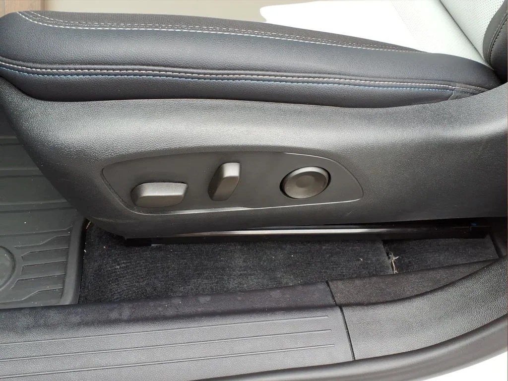 Used 2025 White Chevrolet LT image 18