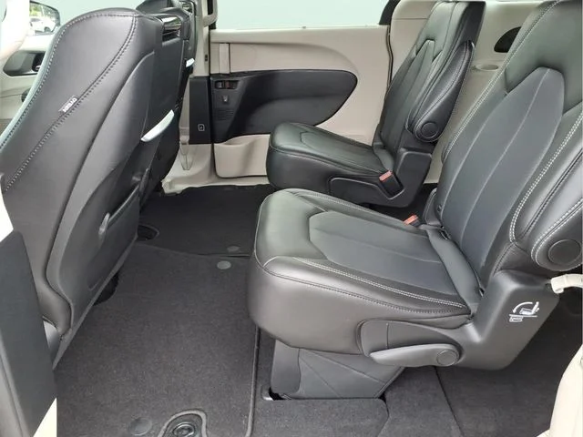 Used 2024 Black Chrysler Touring L image 16