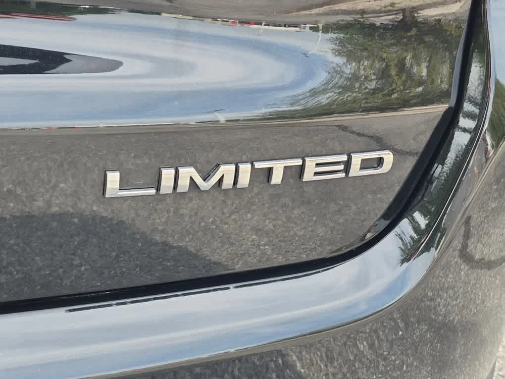 Used 2018 Diamond Black Crystal Pearlcoat Jeep Limited image 23