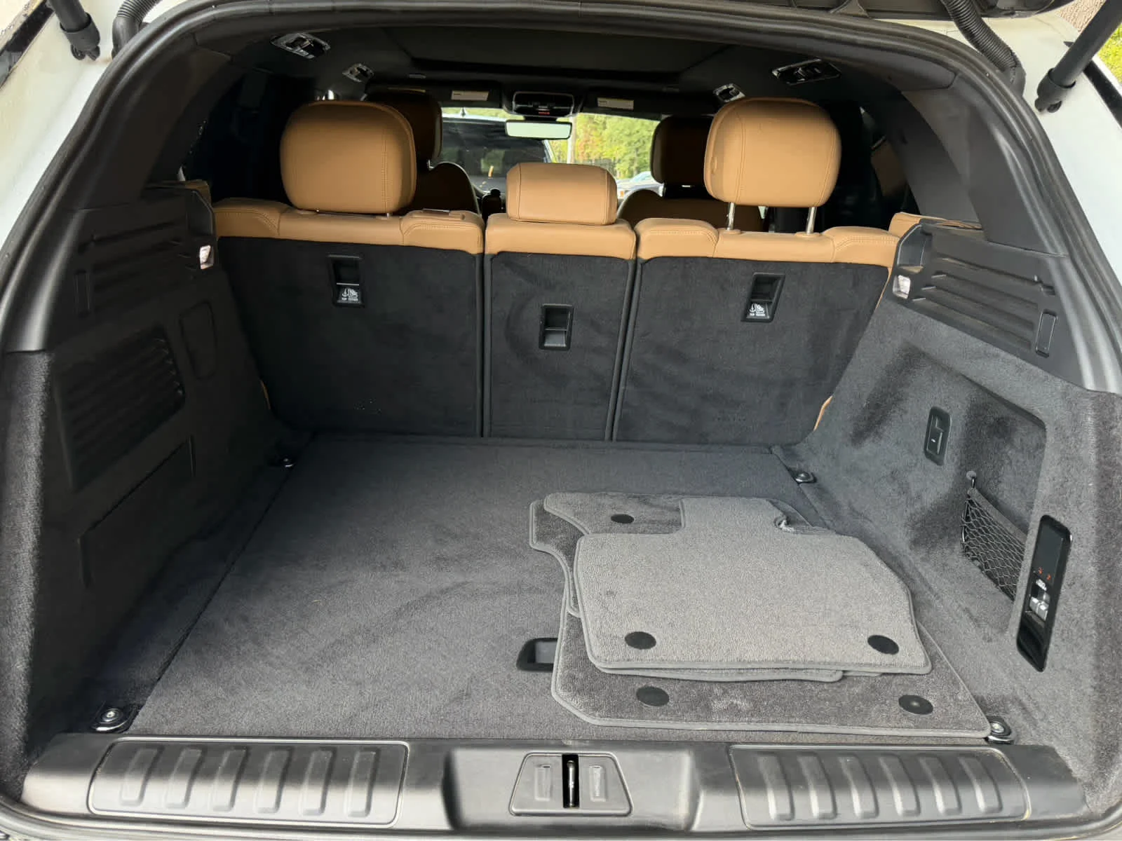 Certified Used 2023 Fuji White Land Rover SE image 26