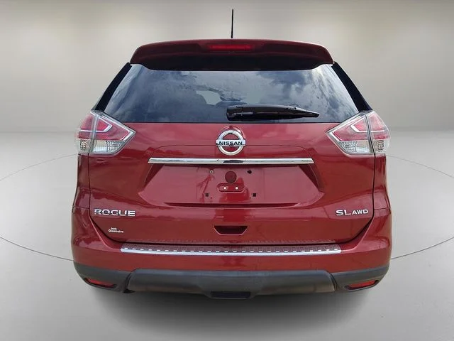 Used 2015 Red Nissan SL image 9