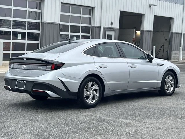 Used 2025 Silver Hyundai SE image 13