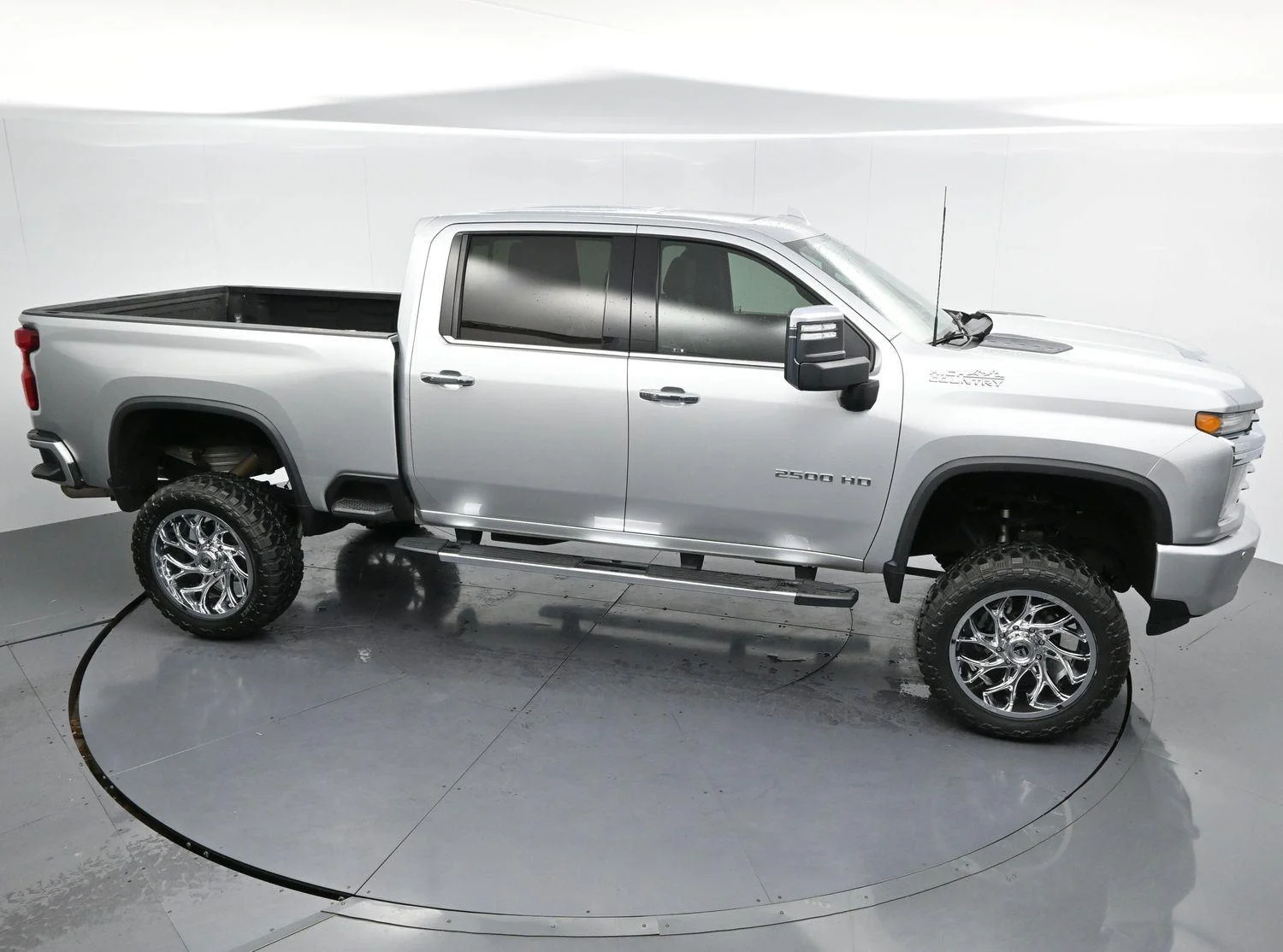 Used 2020 Silver Ice Metallic Chevrolet High Country image 40