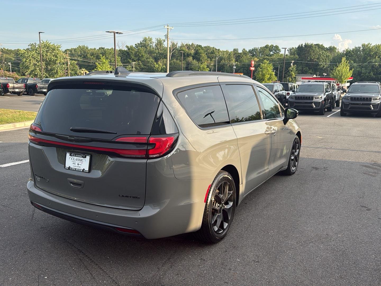 Used 2025 Ceramic Gray Clearcoat Chrysler Limited image 5