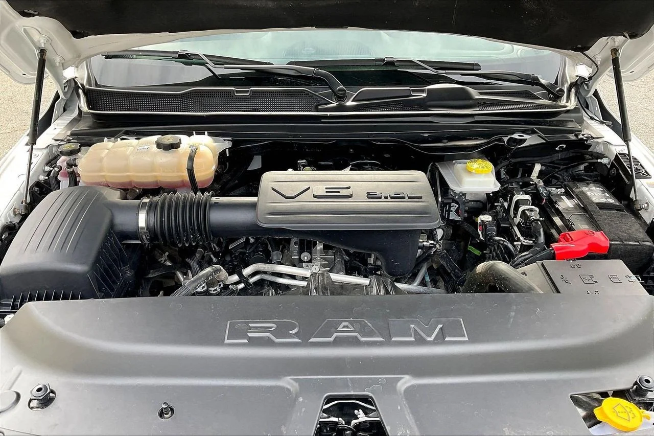 Certified Used 2025 White Ram Big Horn/Lone Star image 38