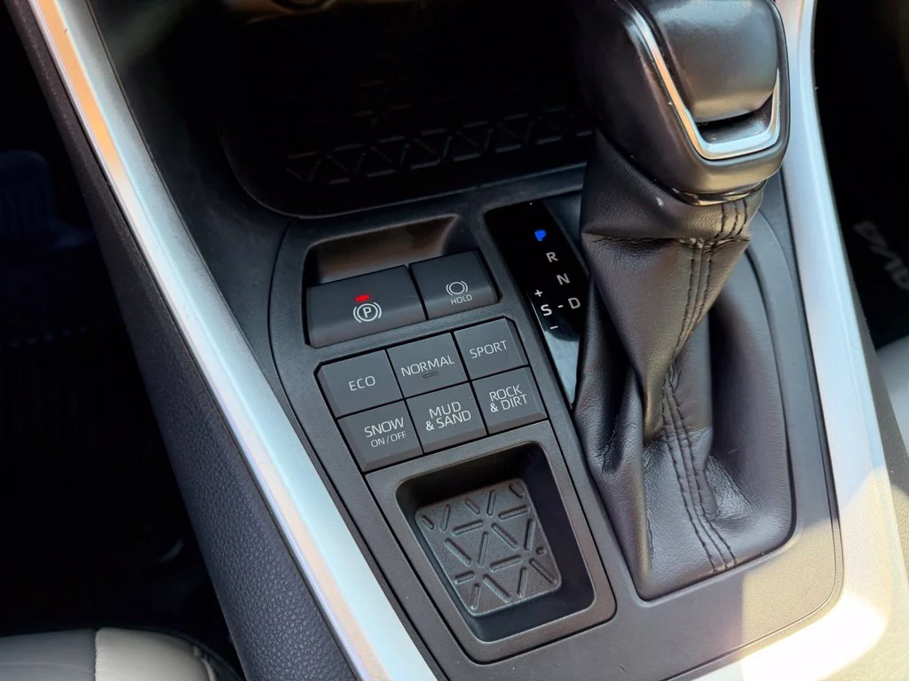 Used 2019 Midnight Black Metallic Toyota XLE Premium image 27