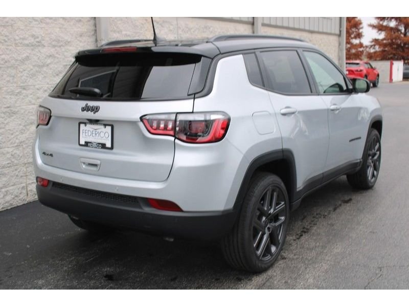 New 2026 Silver Zynith Metallic Clear-Coat Exterior Paint Jeep Limited Altitude 4x4 image 3
