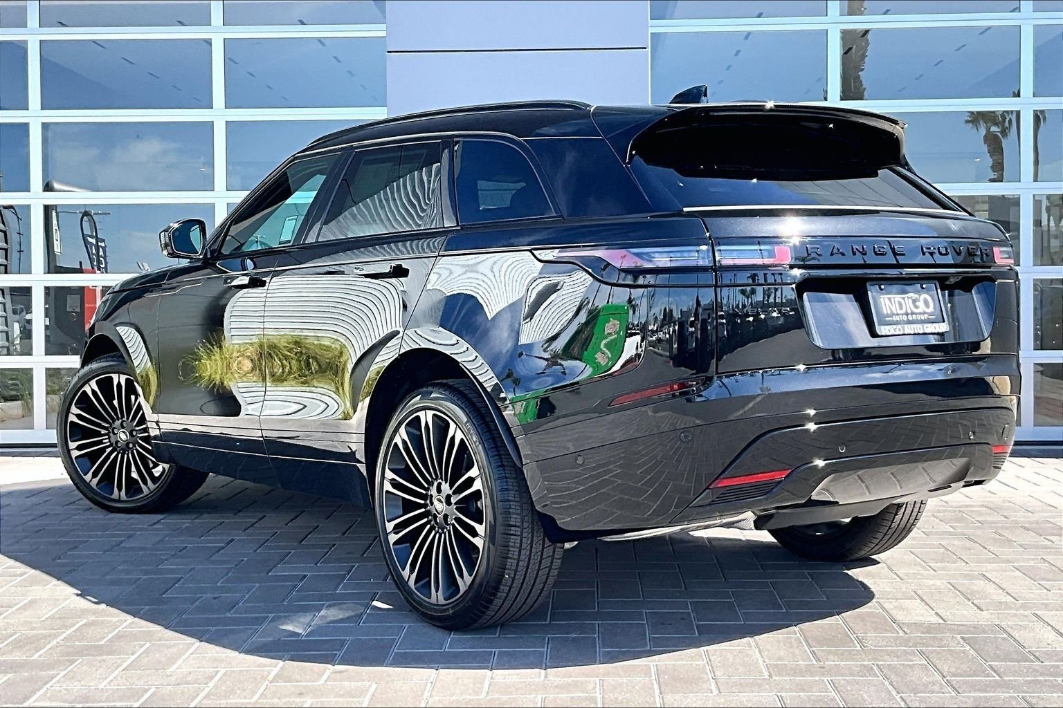 New 2026 Santorini Black Land Rover Dynamic SE image 3