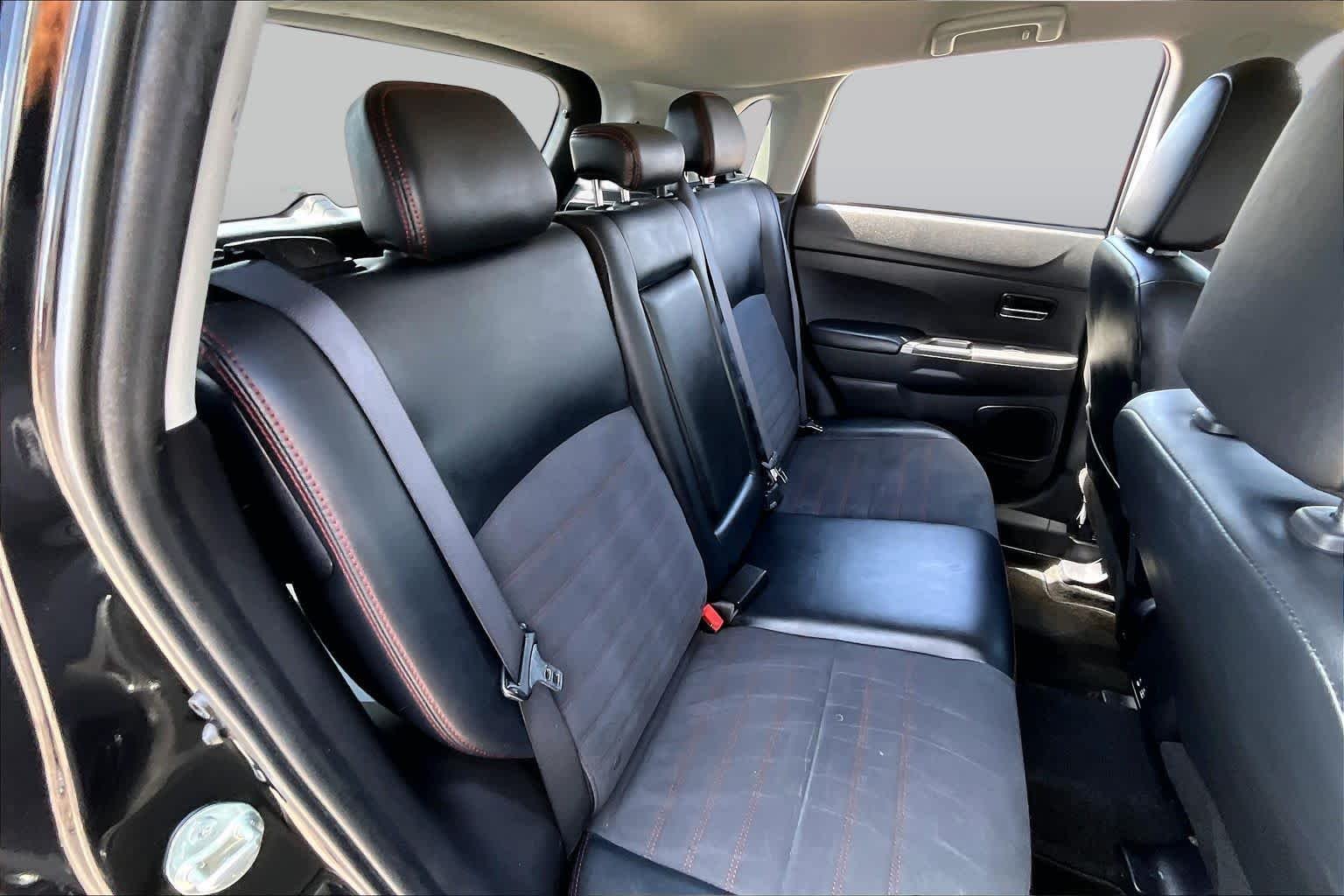Used 2024 Labrador Black Pearl Mitsubishi SE image 19