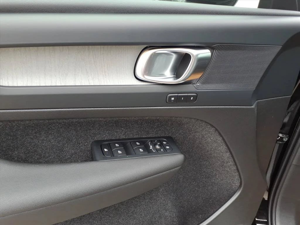 New 2026 Onyx Black Volvo Plus image 13
