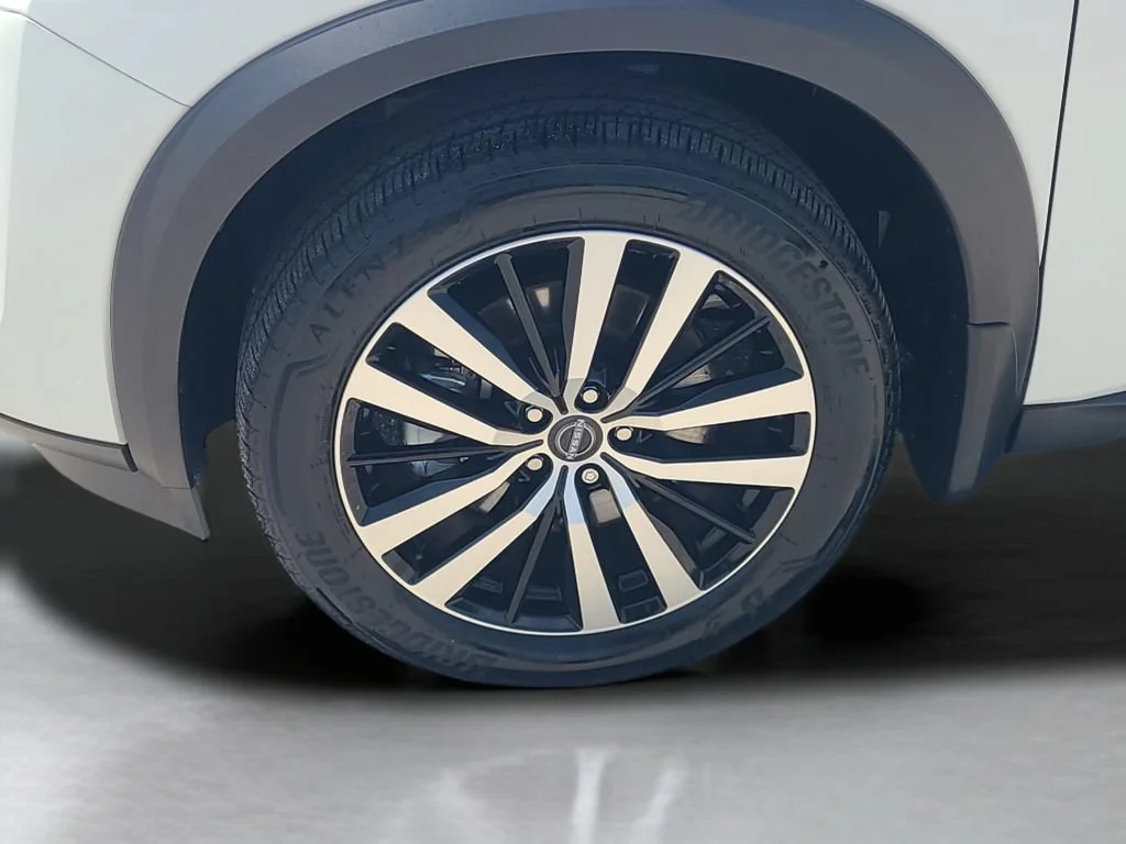Used 2025 White Nissan Platinum FWD image 23