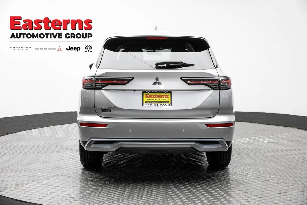 Used 2025 Silver Mitsubishi SE image 6