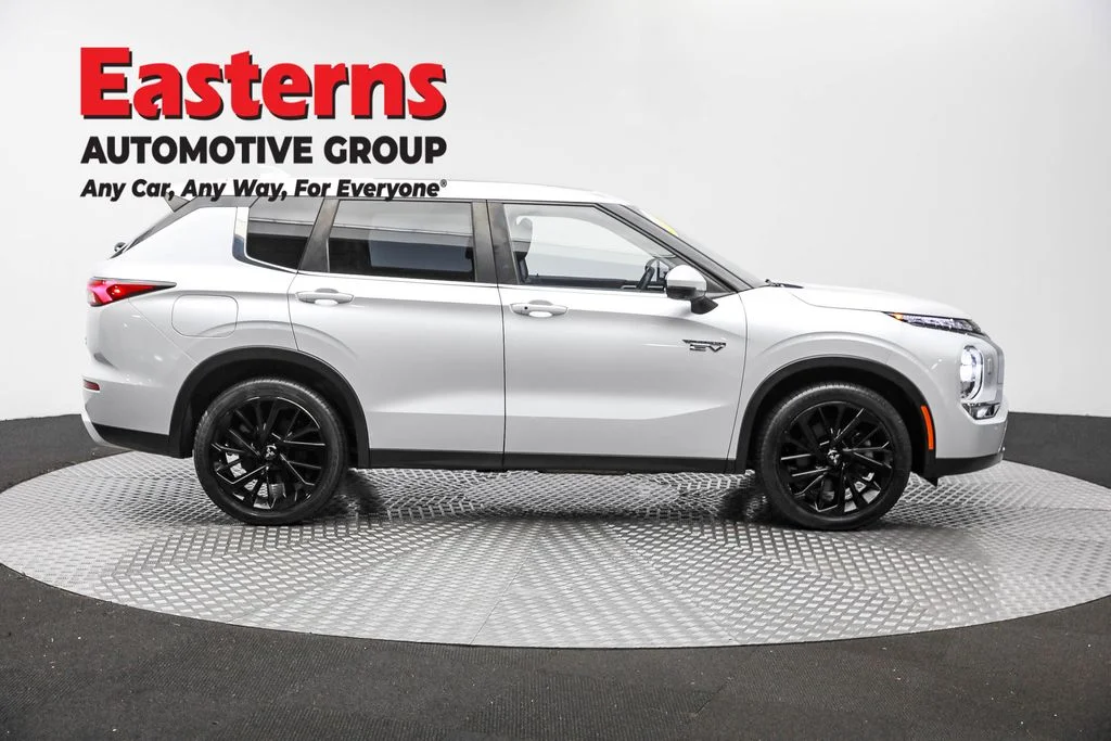 Used 2023 White Mitsubishi SE image 4