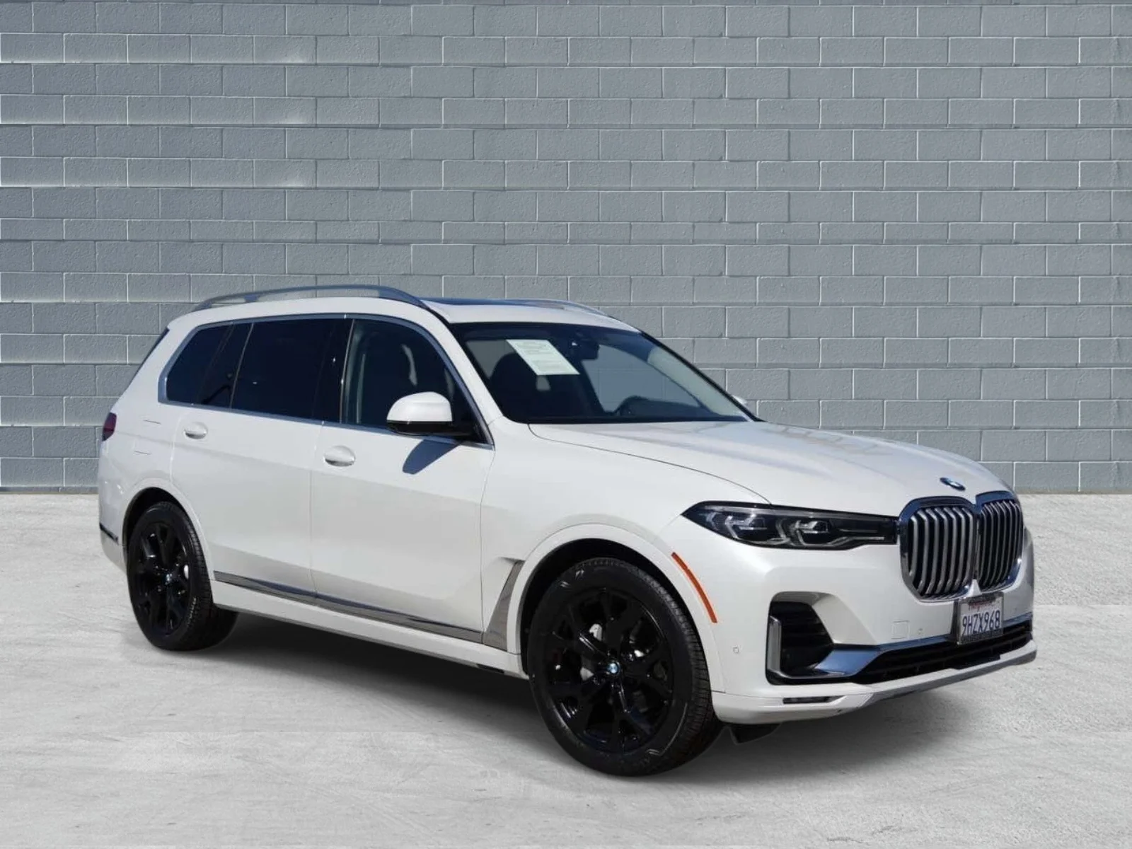 Used 2022 Mineral White Metallic BMW xDrive40i Sports Activity Vehicle image 1