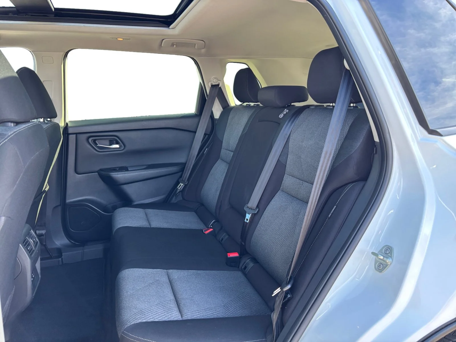 Used 2025 White Nissan SV Moonroof image 16