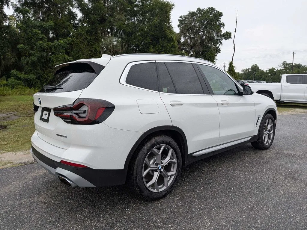Used 2022 White BMW sDrive30i image 3