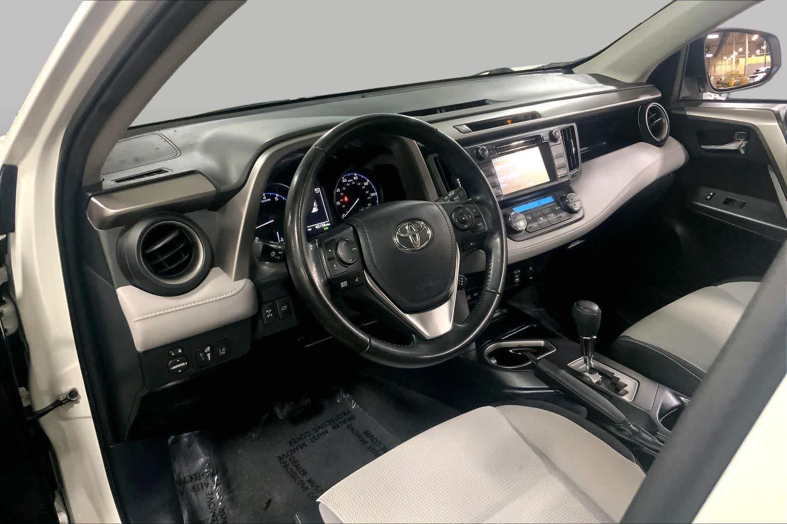 Used 2018 Super White Toyota XLE image 18