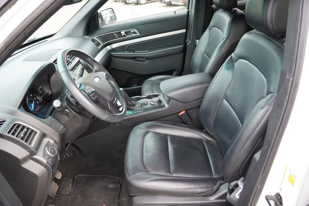 Used 2017 White Platinum Metallic Tri-Coat Ford XLT image 4