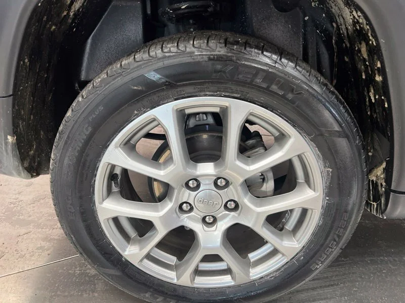 Used 2022 Black Jeep Latitude Lux image 9
