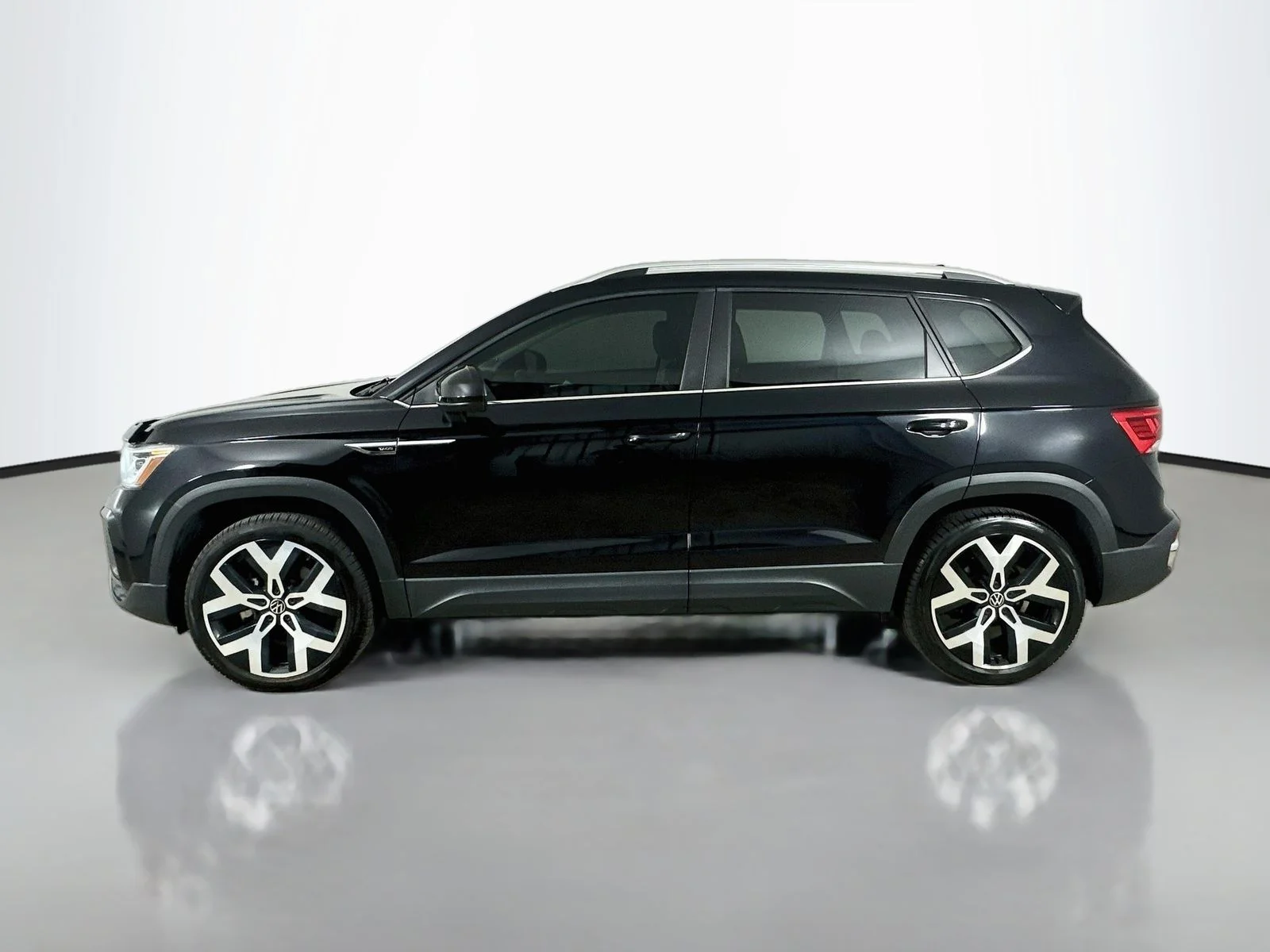 Used 2022 Black Volkswagen  image 8