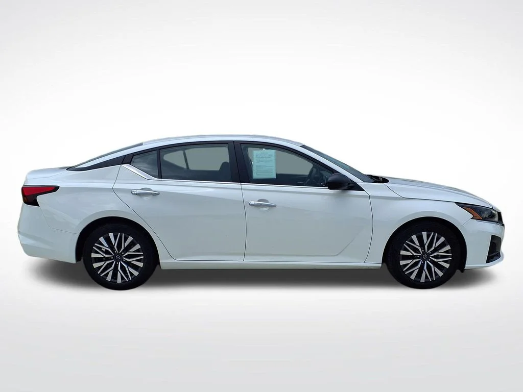 Used 2025 White Nissan 2.5 SV image 10