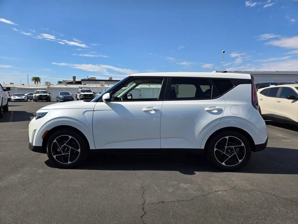 Used 2025 Snow White Pearl Kia EX image 3