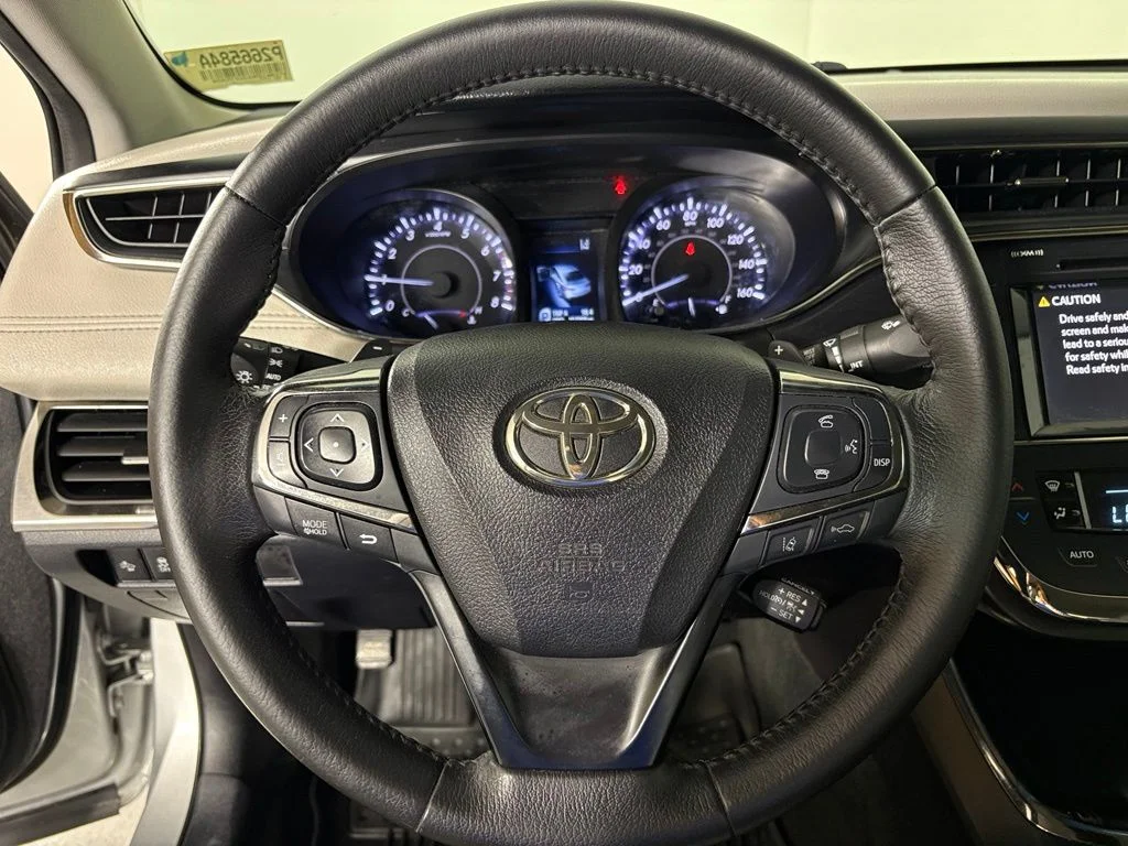 Used 2018 Silver Toyota XLE image 19