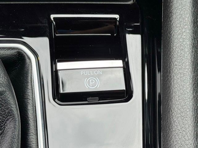 New 2026 Bright White Clear-Coat Exterior Paint Jeep Latitude image 24