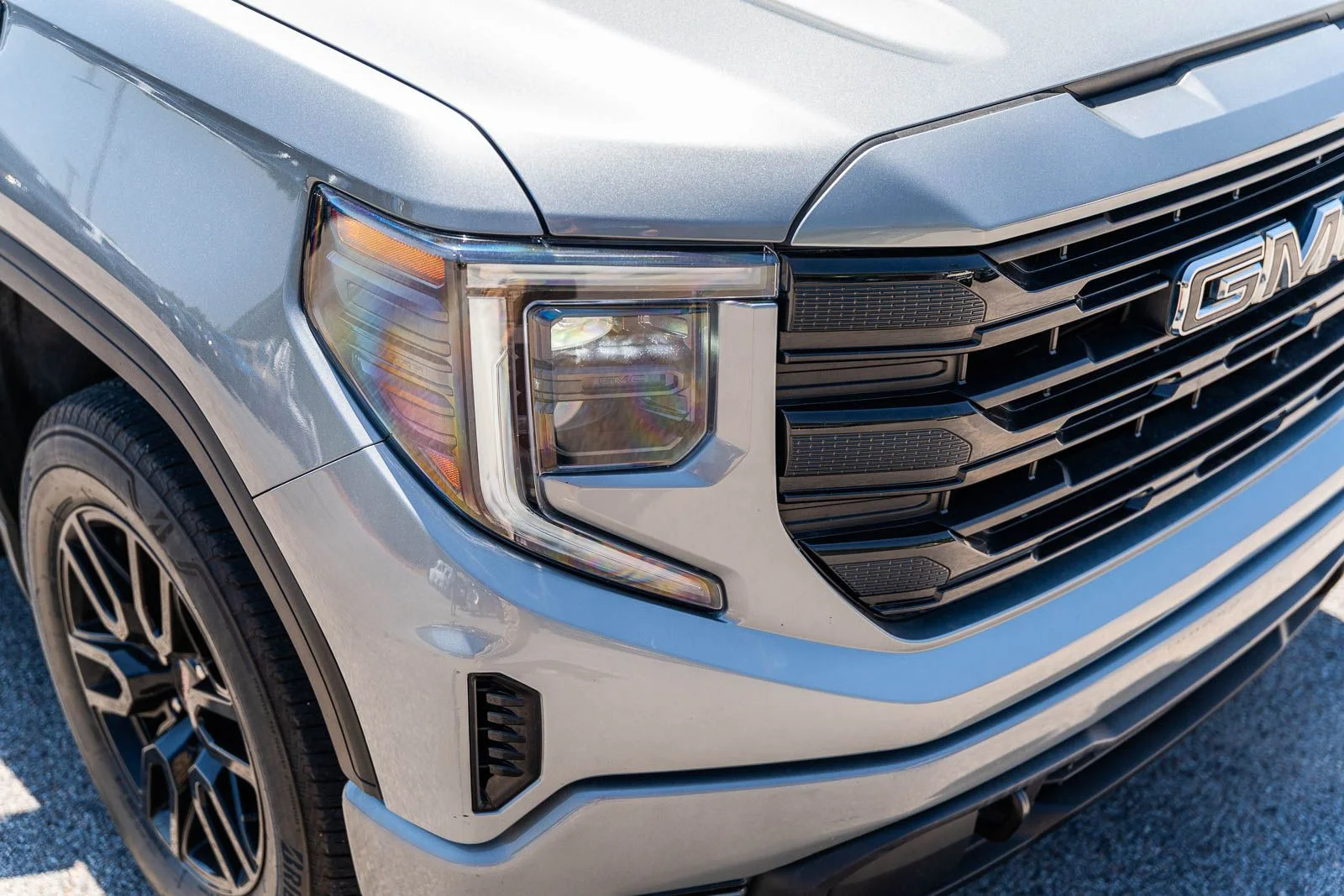 Used 2023 Silver GMC Elevation image 9