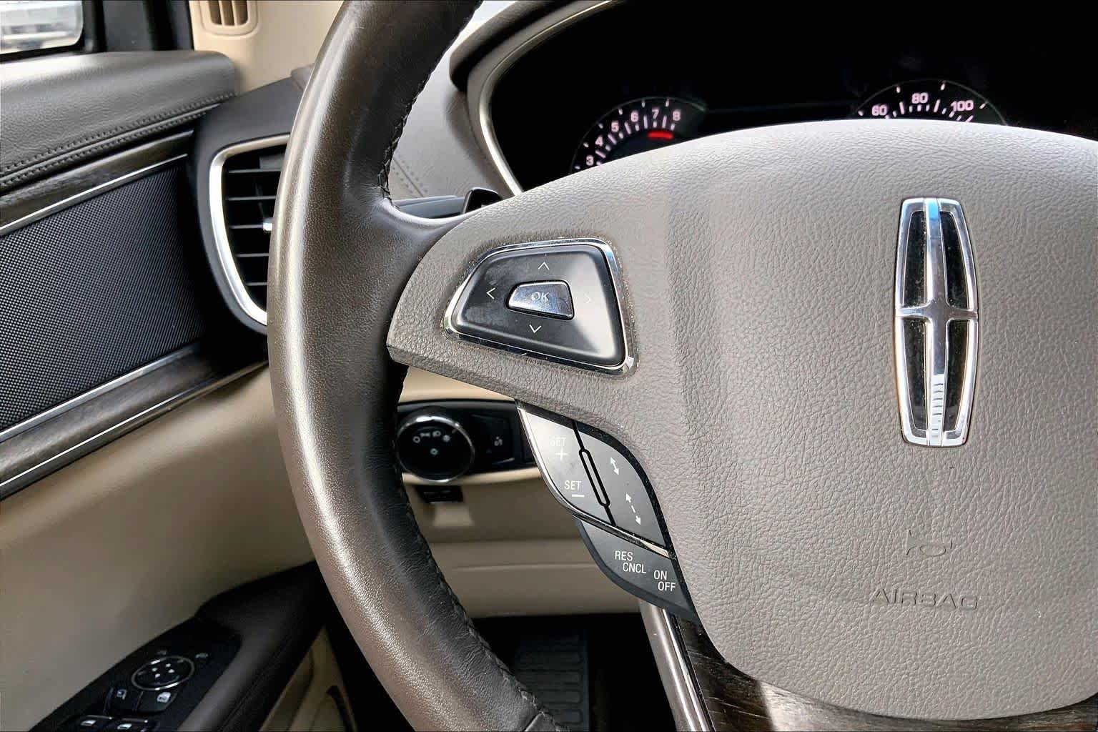 Used 2018 White Platinum Metallic Tri-Coat Lincoln Reserve image 23