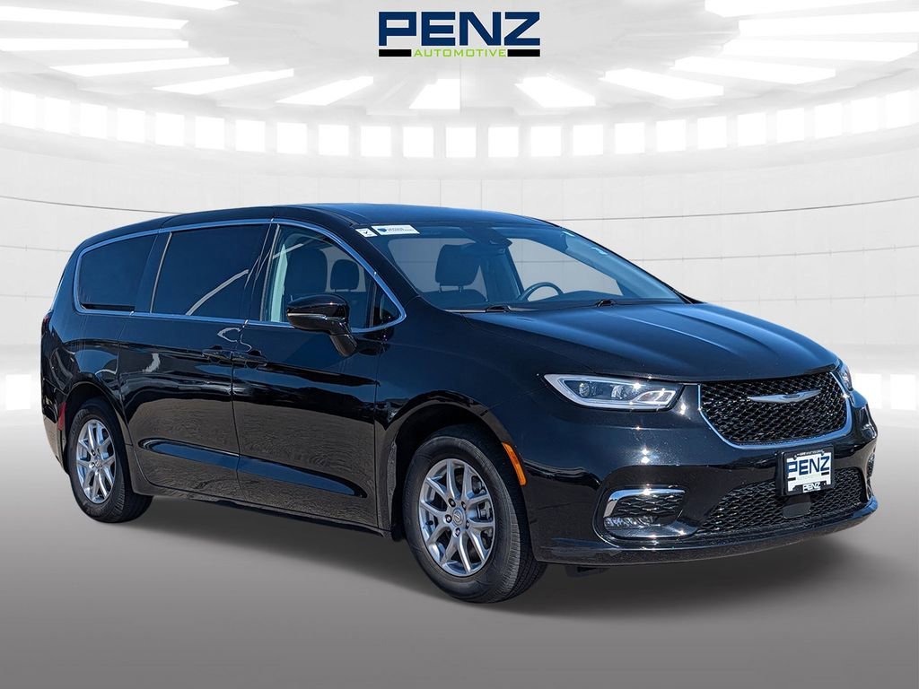 2024 Chrysler Pacifica Touring L's photo