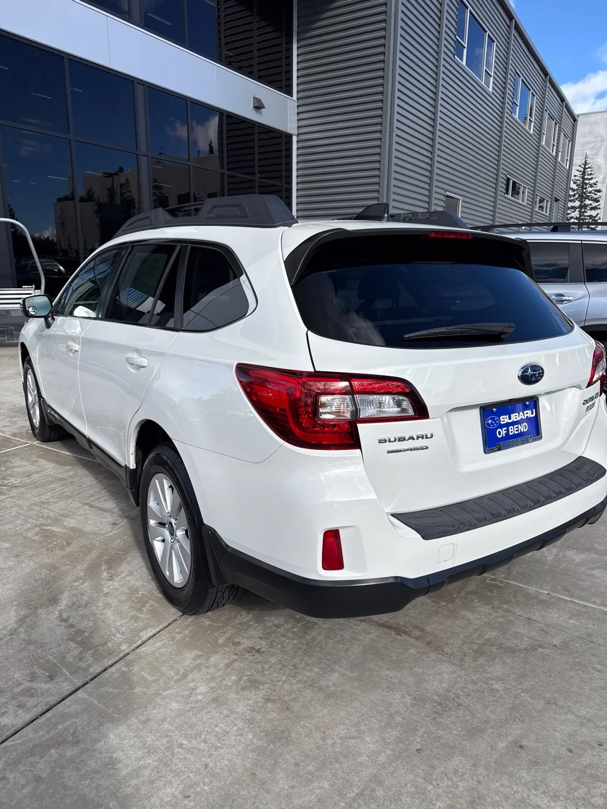 Used 2016 Crystal White Pearl Subaru 2.5i Premium image 7