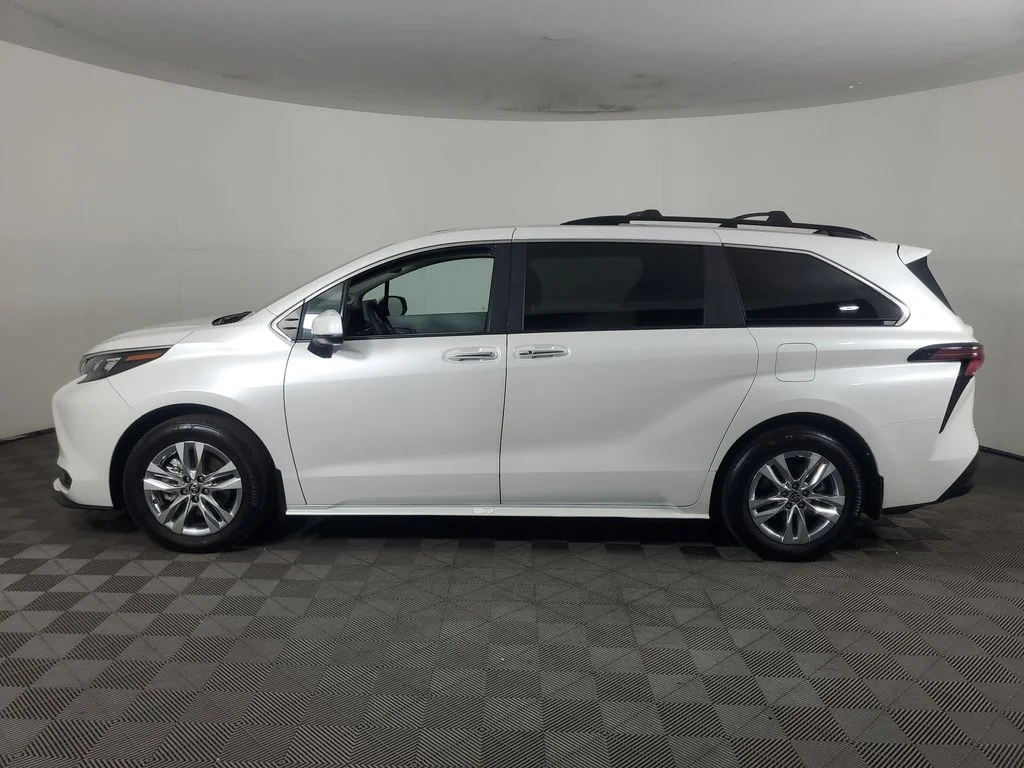 2025 Toyota Sienna XLE - Photo 7
