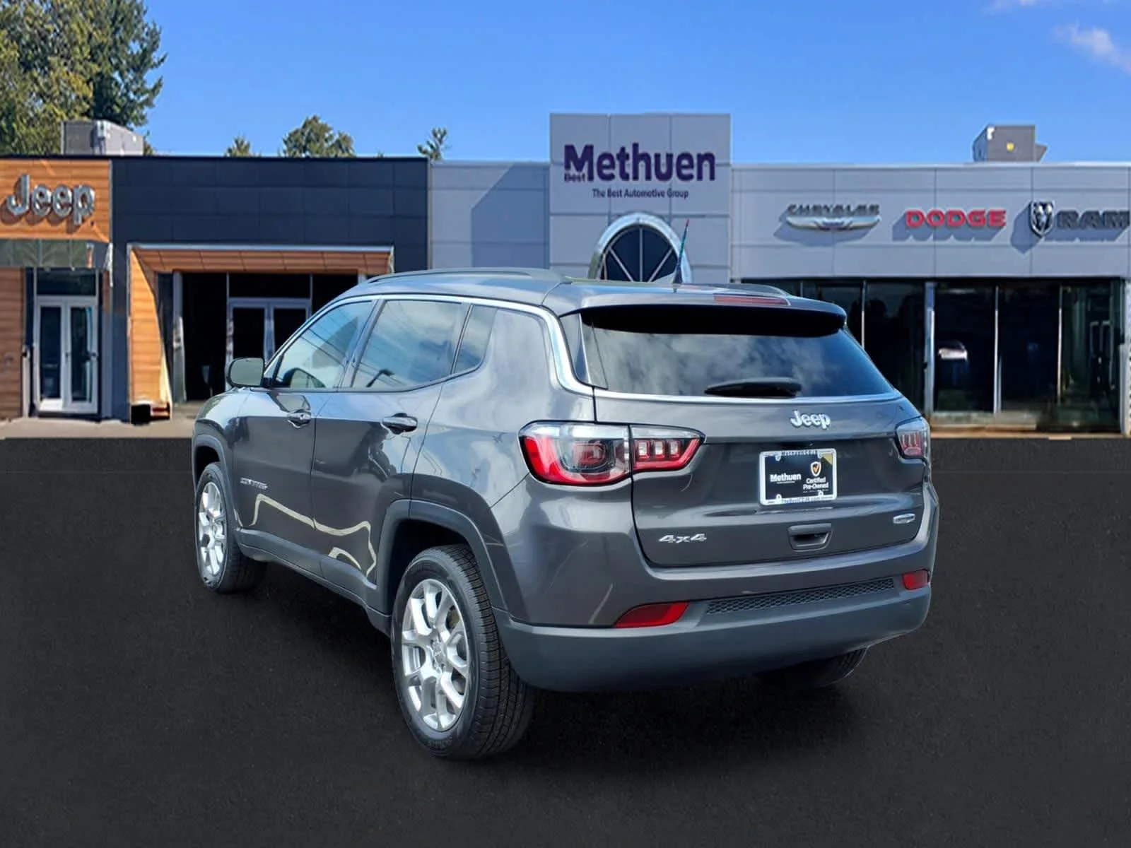 Used 2022 Granite Crystal Metallic Clearcoat Jeep Latitude Lux image 7