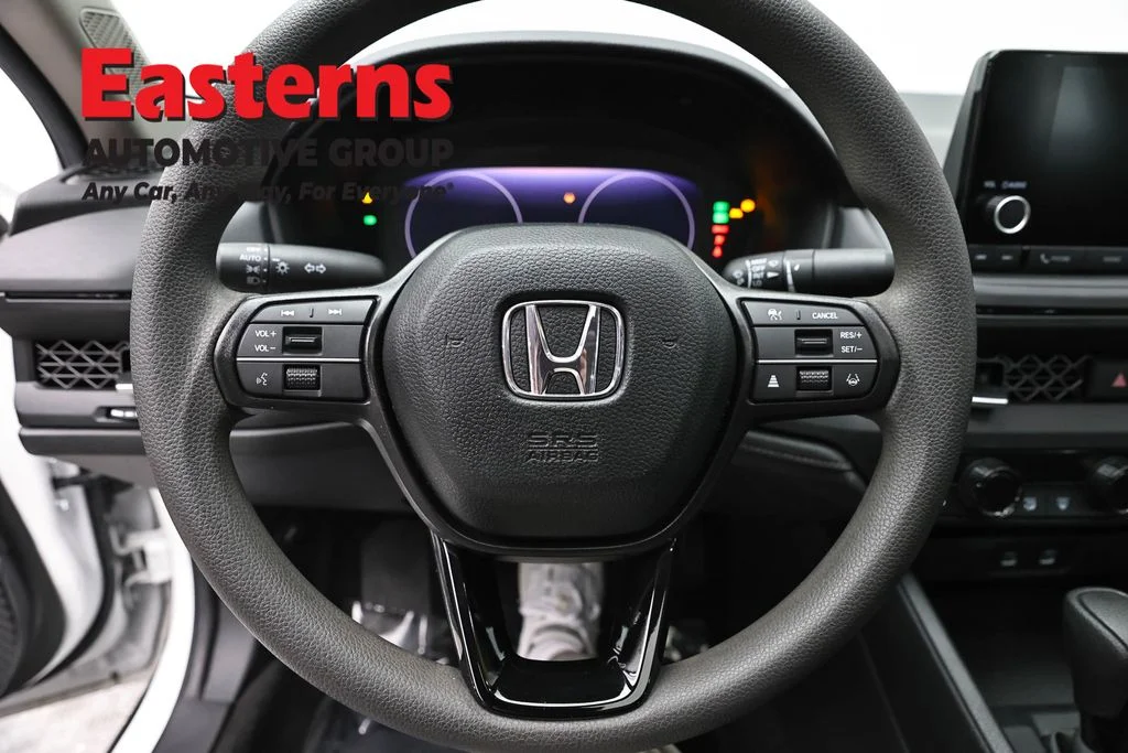 Used 2025 White Honda SE image 10