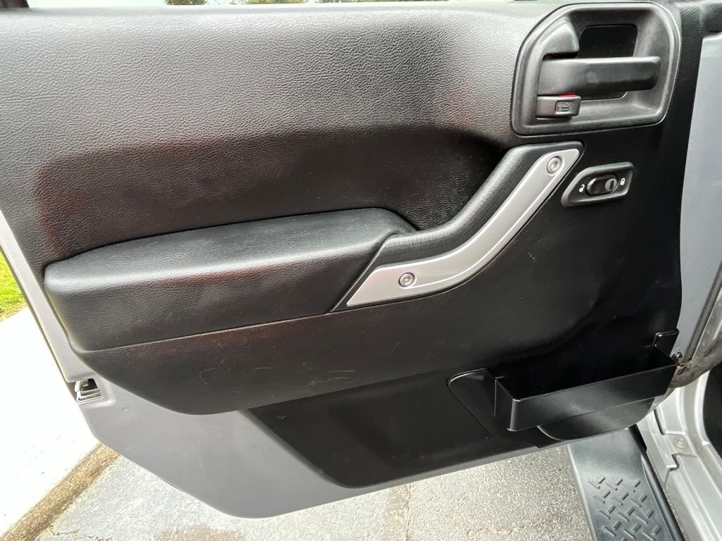 Used 2014 Billet Metallic Clearcoat Jeep Unlimited Sahara image 23