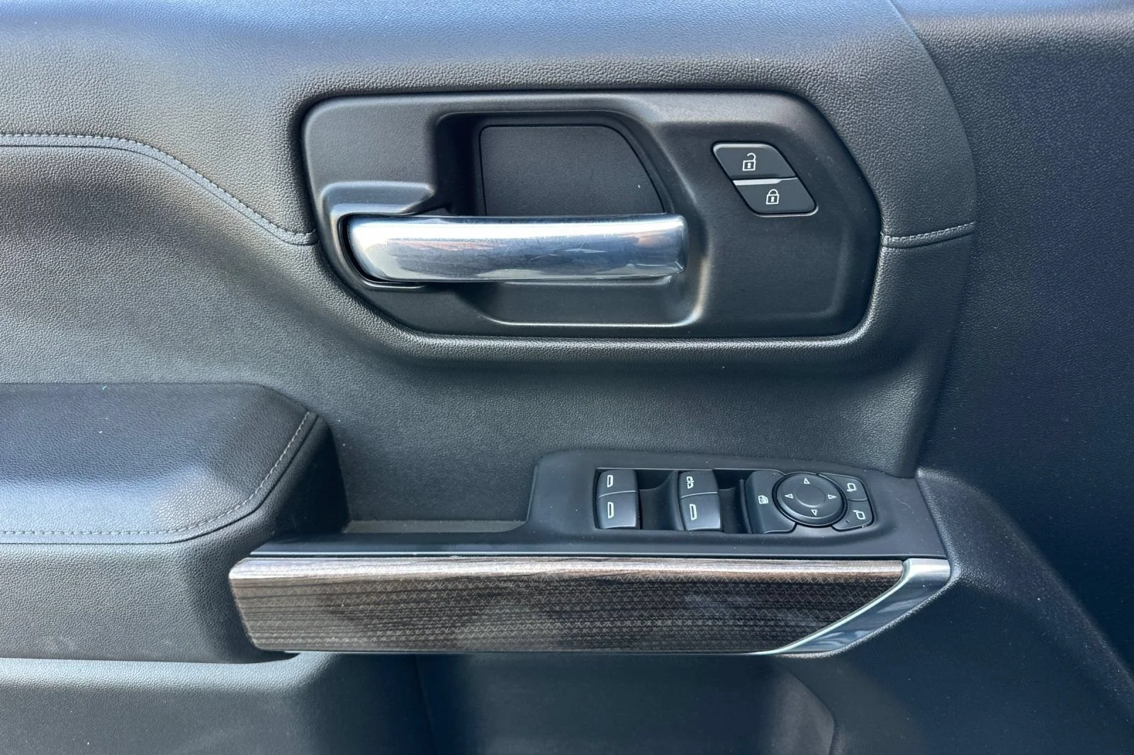Used 2020 SHADOW GRAY METALLIC Chevrolet LT image 11