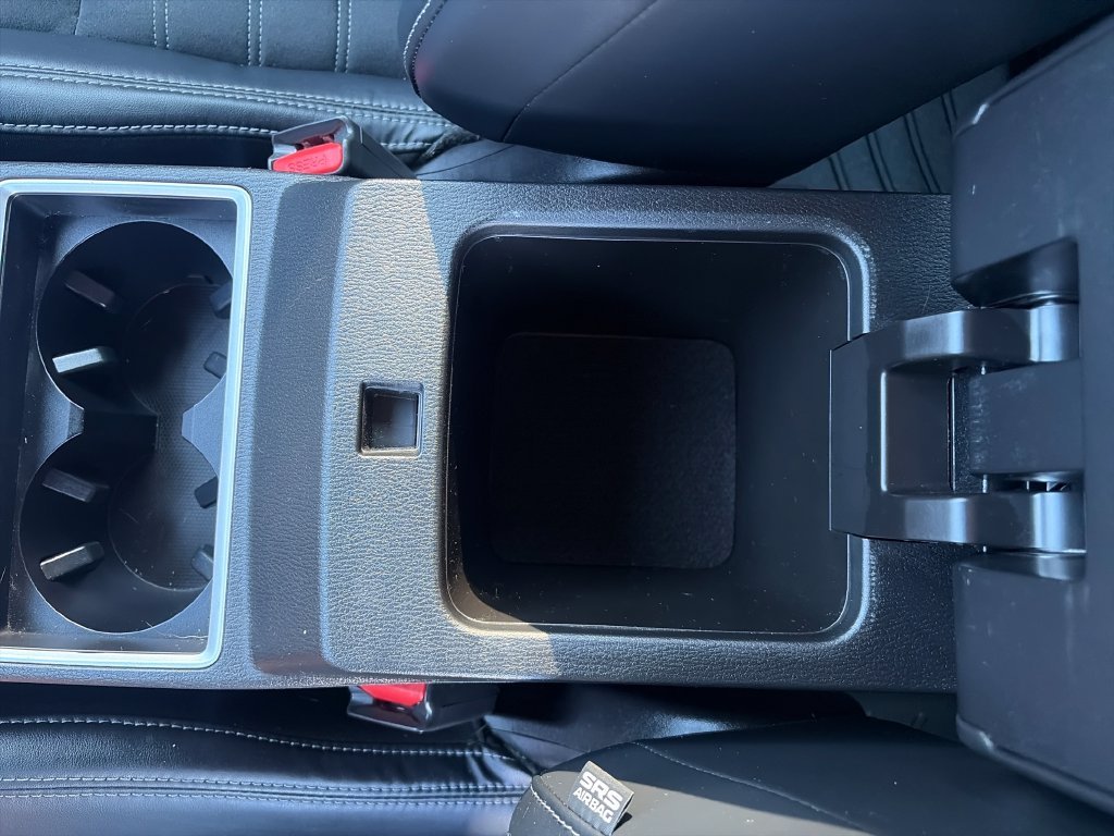 Used 2022 Silver Mitsubishi SE image 25