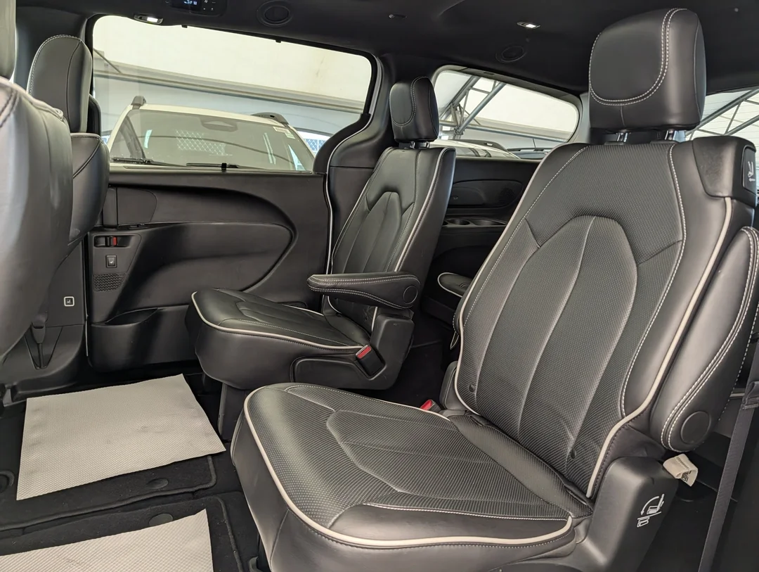 Used 2026 White Chrysler Limited - Nappa Leather - Heated Wheel - Remote Start - Panoramic Sunroof & More image 28