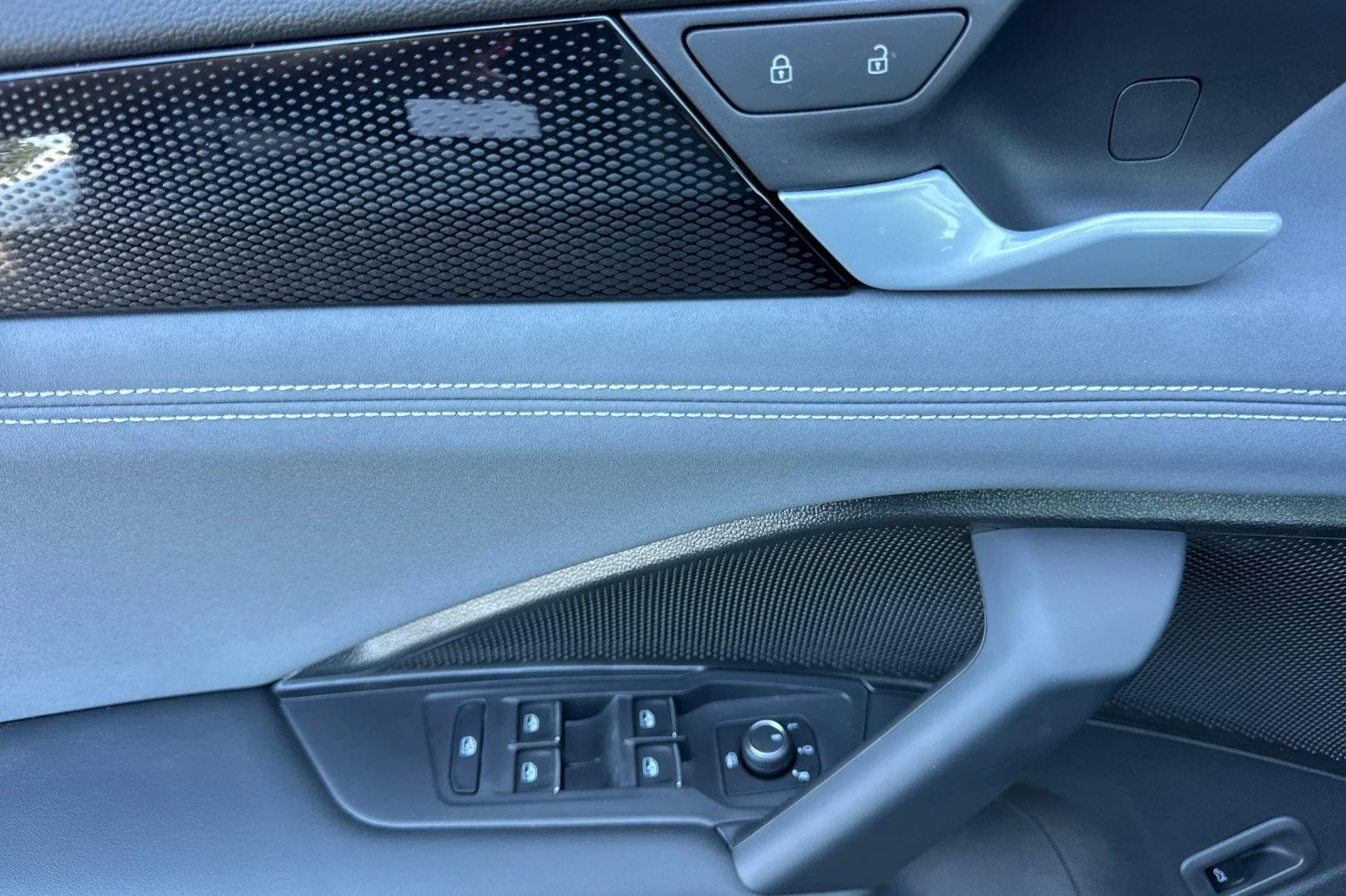 New 2026 Sandstone w/Deep Black Roof Volkswagen SE R-Line Black image 11