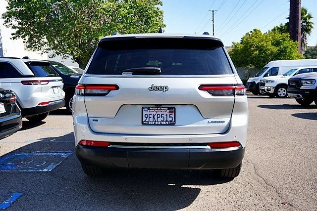 Used 2023 Silver Jeep Laredo image 8