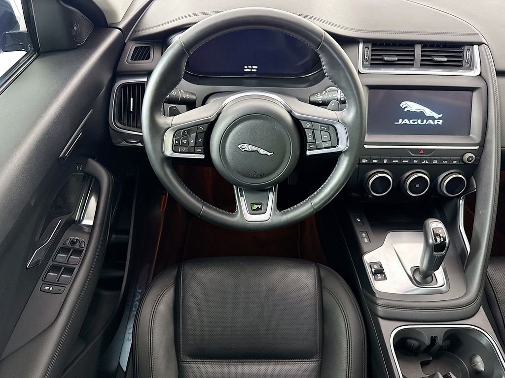 Used 2020  Jaguar SE image 10