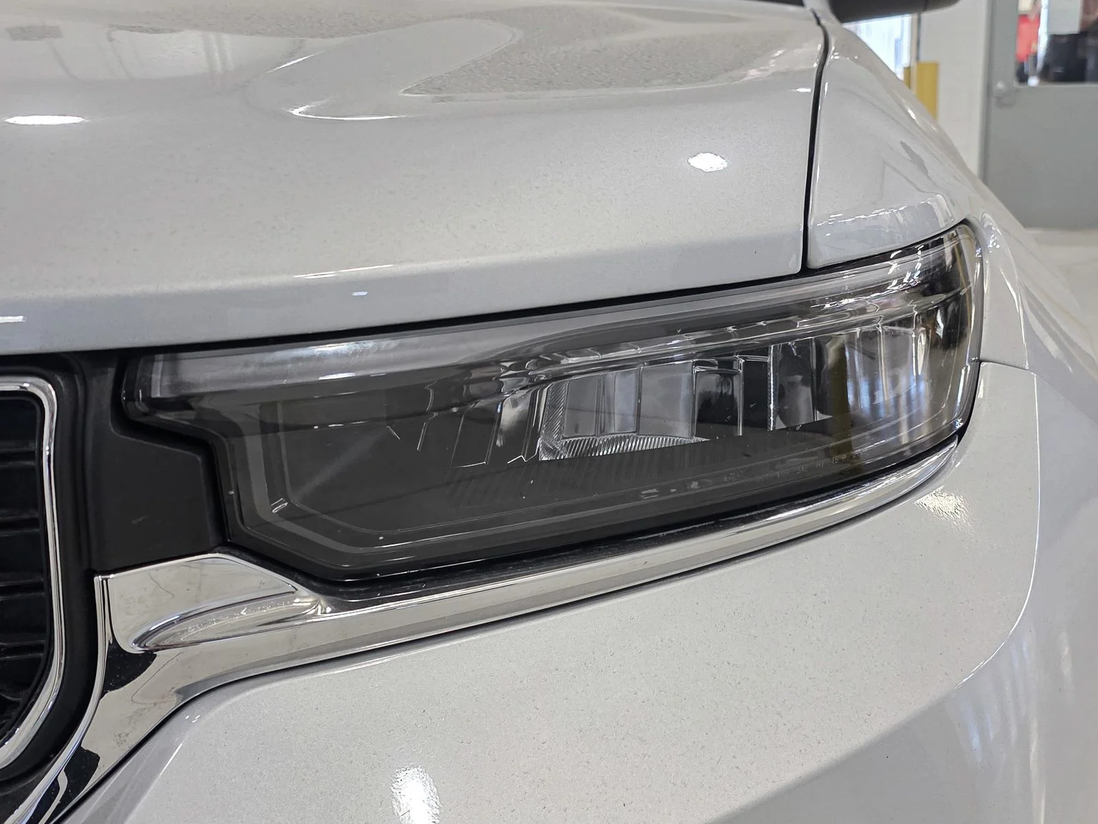 Used 2023 Silver Jeep Laredo image 14