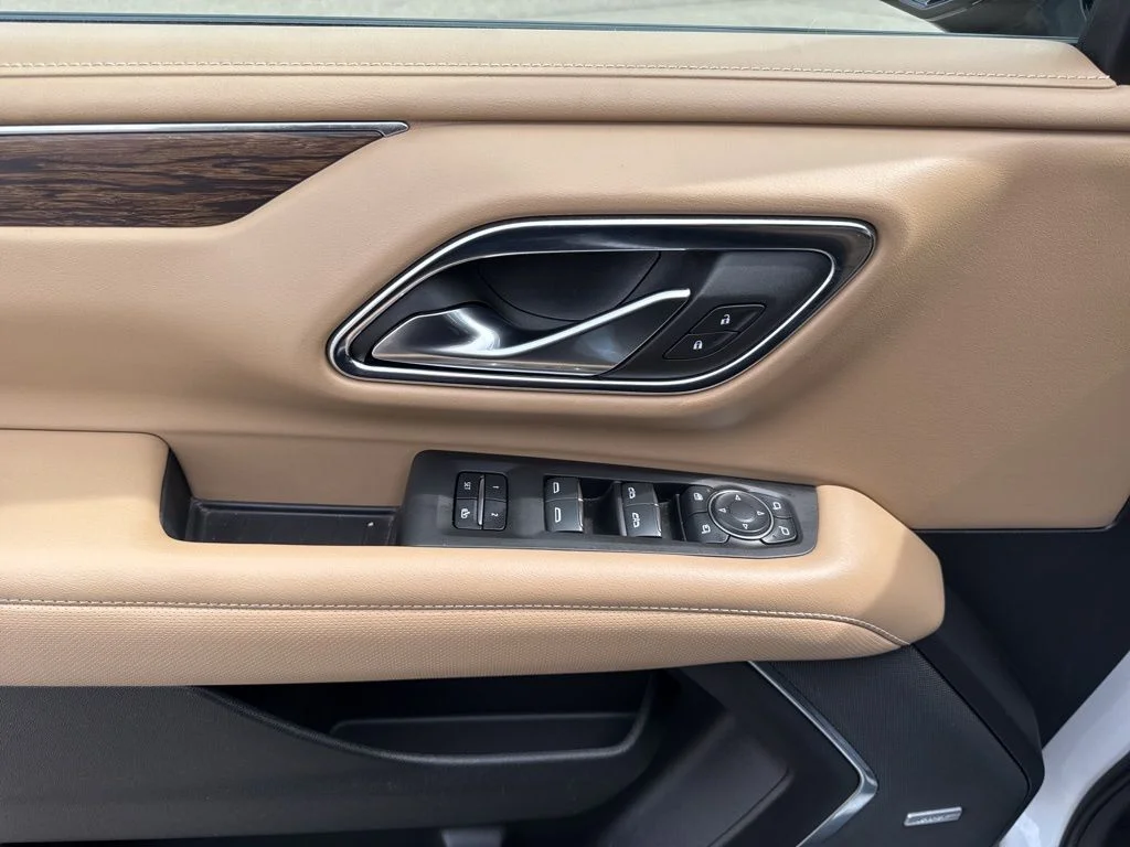 Used 2022 Iridescent Pearl Tricoat Chevrolet Premier image 17