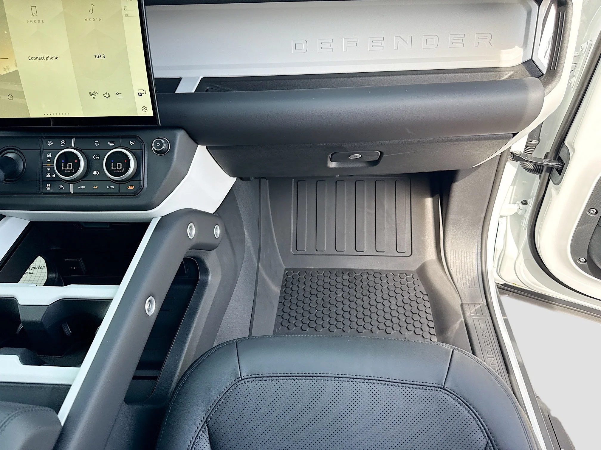 New 2026 Fuji White Land Rover X-Dynamic SE image 18