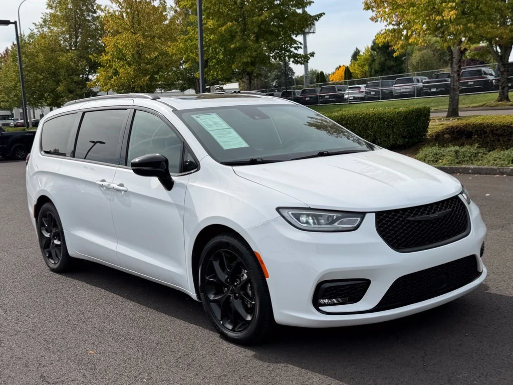Used 2025 Bright White Clearcoat Chrysler Limited image 2