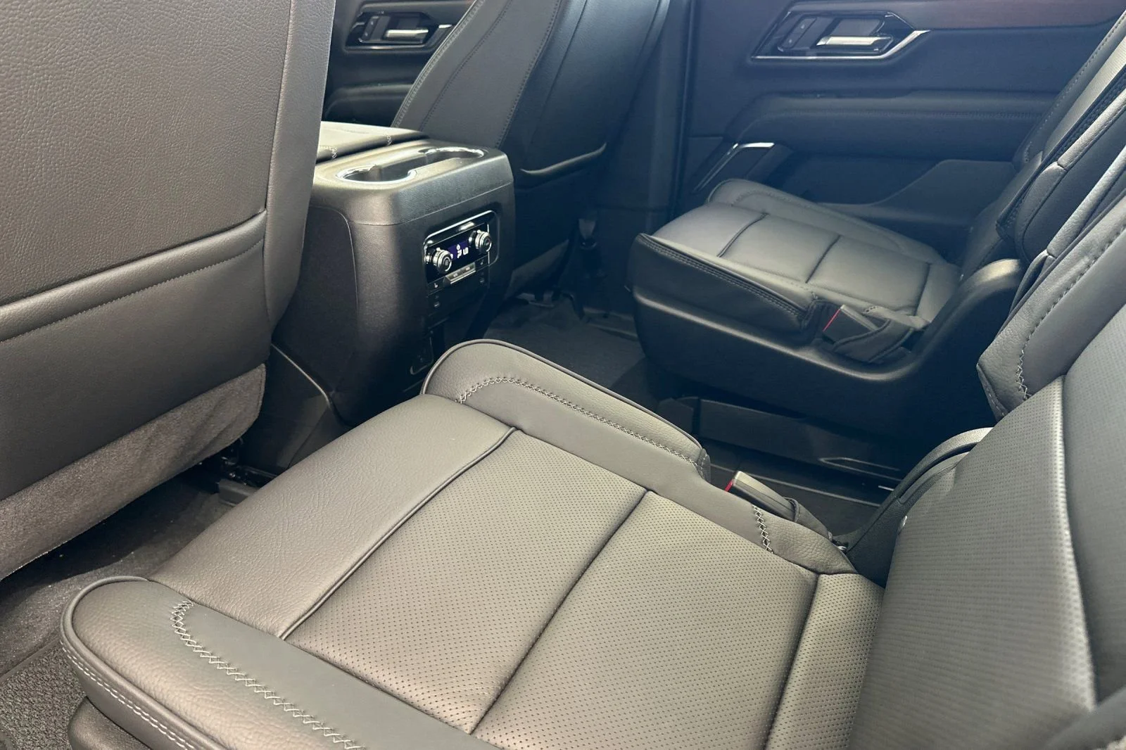 2026 GMC Yukon XL Denali - Photo 13