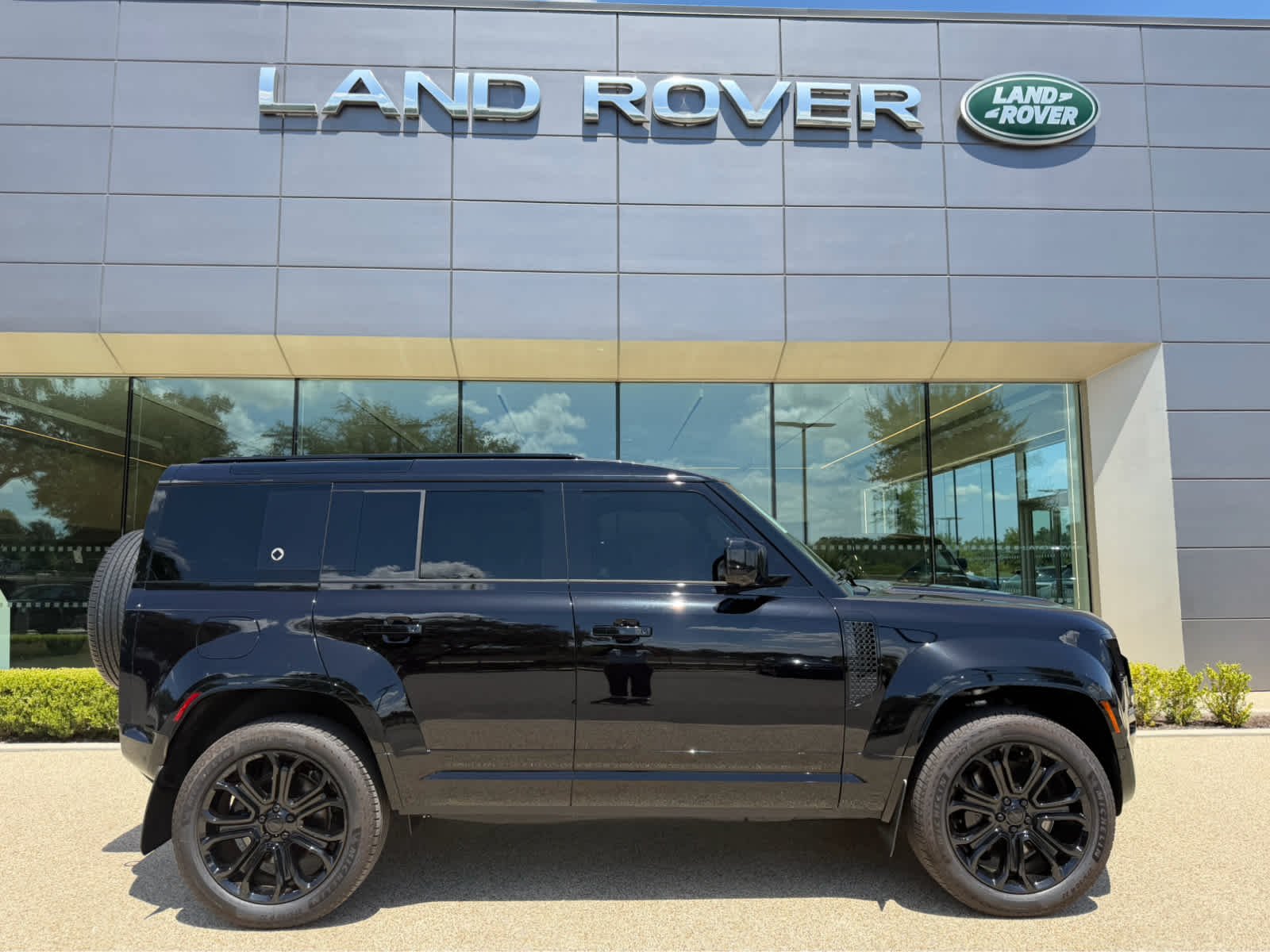2026 Land Rover Defender OCTA Black - Photo 4