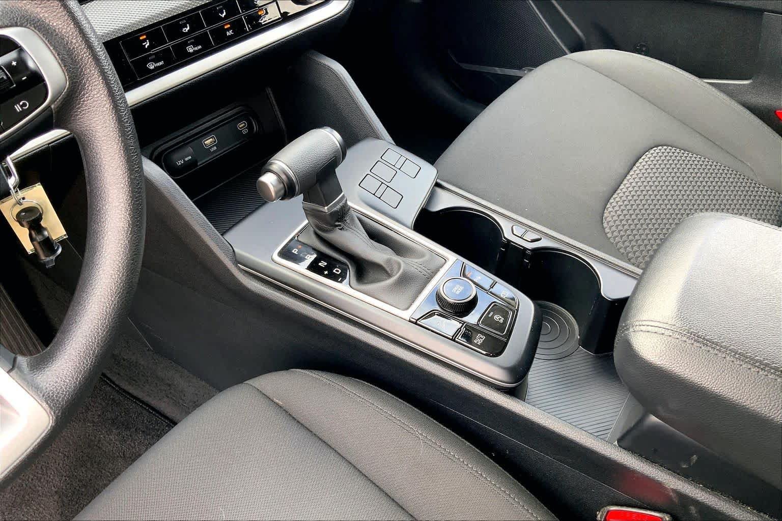 Used 2025 Everlasting Silver Kia LX image 17