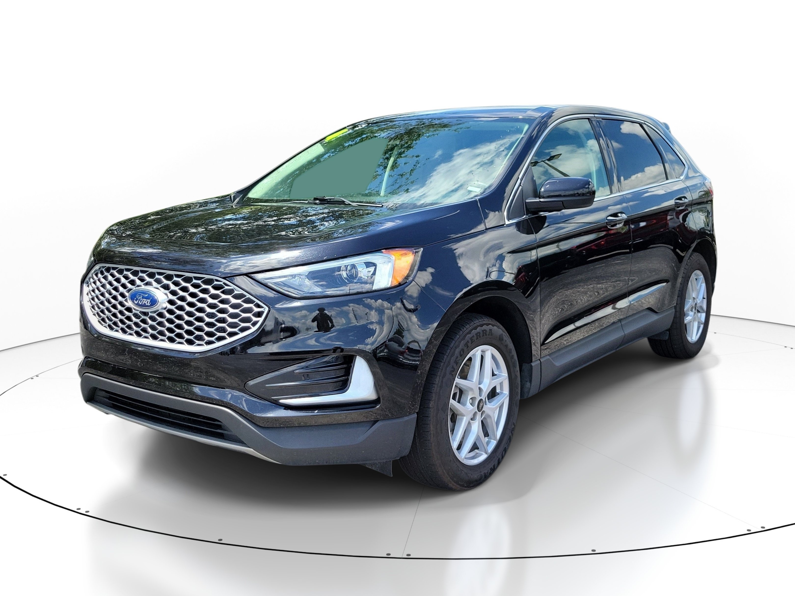Used 2024 Agate Black Metallic Ford SEL image 2